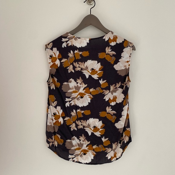 Floral V- Neck Sleeveless Blouse - Picture 4 of 5